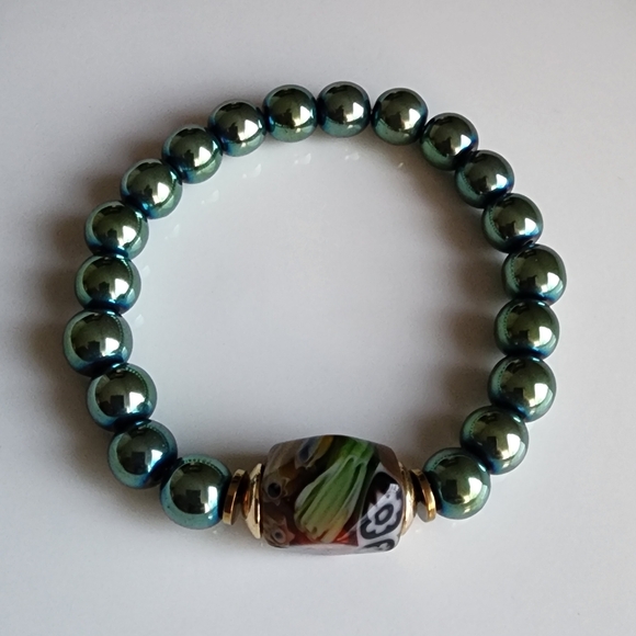 Elegant Green Beaded Bracelet with Multicolor Accent - Picture 6 of 6